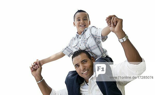 Hispanic Vater und Sohn haben Spaß vor einem weißen Hintergrund