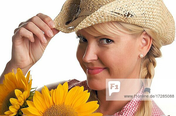Attraktive Blondine mit Cowboyhut und Sonnenblume vor einem weißen Hintergrund
