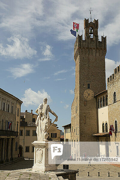 Italien  Provinz Arezzo  Arezzo  Statue von Ferdinando I. de Medici mit mittelalterlichem Turm im Hintergrund