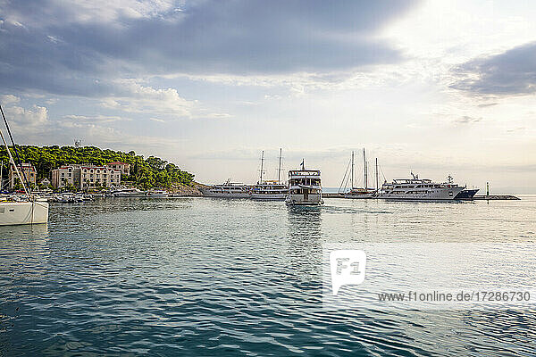 Kroatien  Gespanschaft Split-Dalmatien  Makarska  Fähren im Hafen von Makarska Riviera