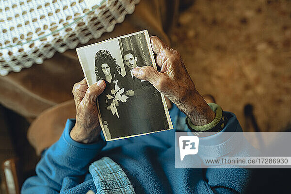 Ältere Frau mit altem Foto zu Hause