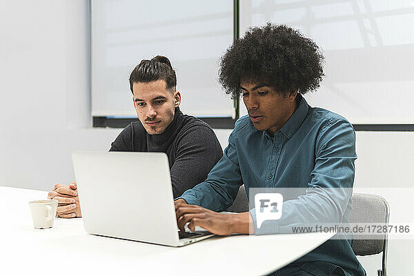 Männliche Unternehmer benutzen Laptop im Büro