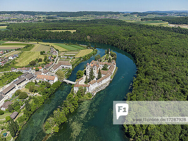 Schweiz  Kanton Zürich  Rheinau  Luftaufnahme des Klosters Rheinau und des umliegenden Waldes im Sommer