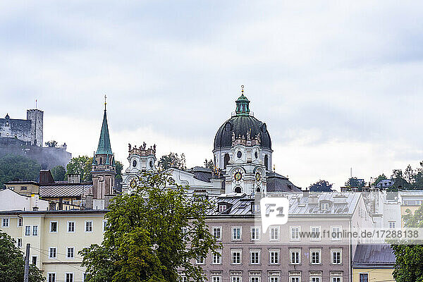 Österreich  Bundesland Salzburg  Salzburg  Historische Altstadt mit römisch-katholischer Kirche Heilige Dreifaltigkeit im Hintergrund
