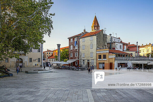 Kroatien  Gespanschaft Zadar  Zadar  Fünf-Brunnen-Platz in der Abenddämmerung
