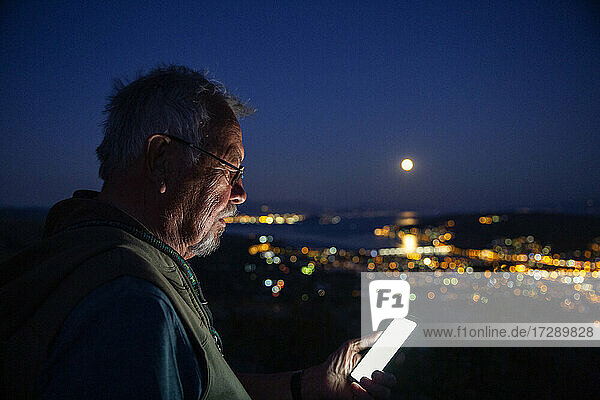 Ein älterer Mann benutzt ein Mobiltelefon in Trogir  Kroatien
