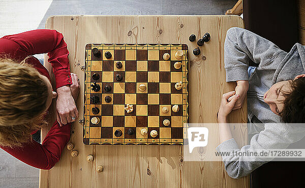 Sohn spielt Schach mit Mutter zu Hause