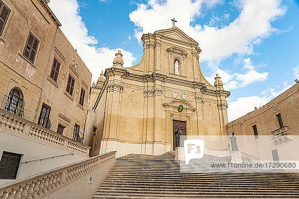 Treppen  die zur berühmten Kirche auf Gozo  Malta  führen