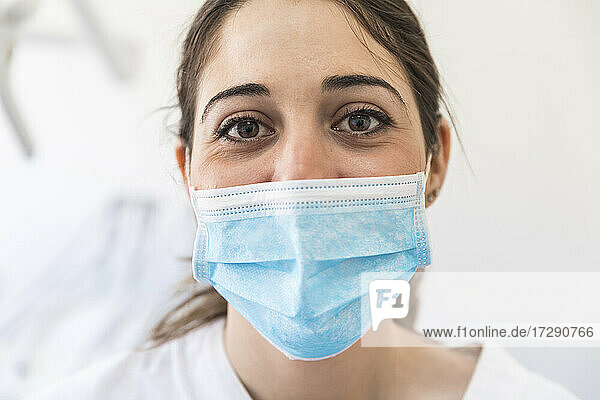 Zahnärztin mit chirurgischer Maske in einer Klinik