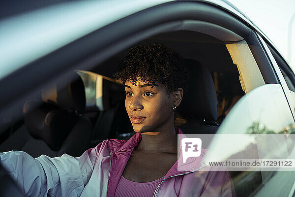 Junge Frau sitzt im Auto