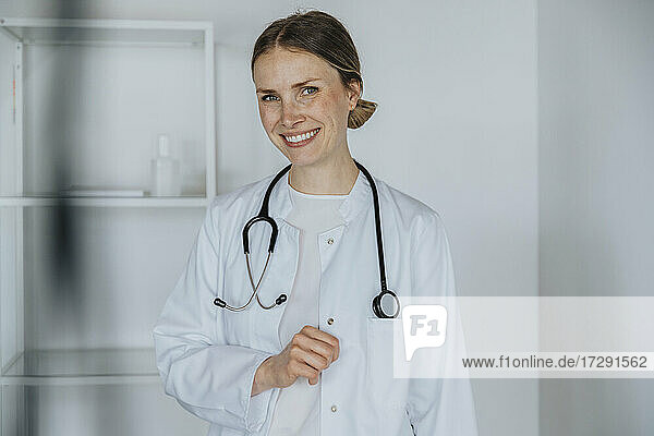 Weiblicher Arzt mit Stethoskop lächelnd