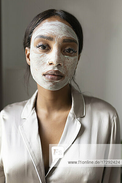 Frau mit Schönheitsmaske im Gesicht