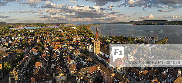 Deutschland  Baden Württemberg  Radolfzell  Luftbild der Altstadt über dem Bodensee