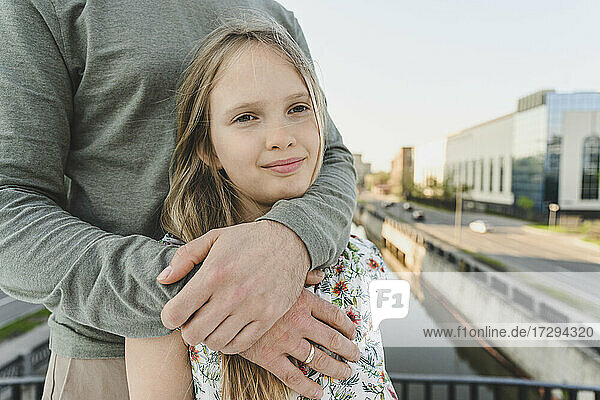 Vater umarmt süße Tochter