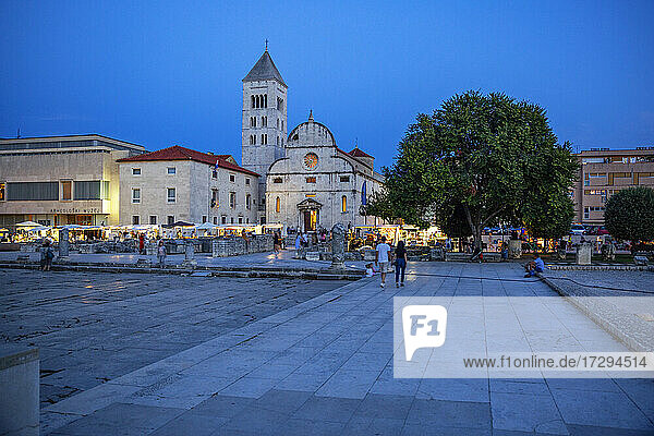Kroatien  Gespanschaft Zadar  Zadar  Stadtplatz vor der Kirche der Heiligen Maria in der Abenddämmerung