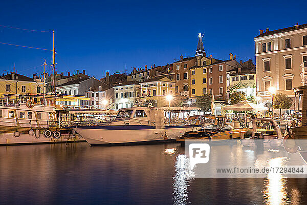 Kroatien  Gespanschaft Istrien  Rovinj  Motorboote im alten Stadthafen bei Nacht
