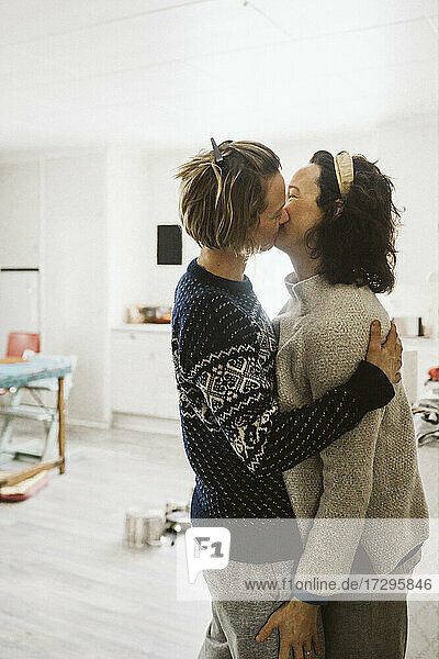 Zärtliches lesbisches Paar  das sich zu Hause küsst