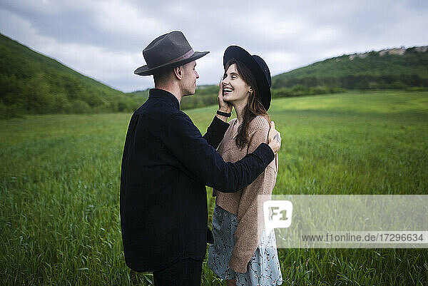 Lächelndes junges Paar in einem Weizenfeld