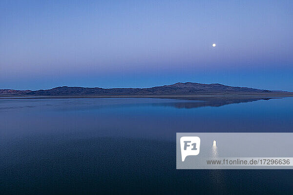 USA  Nevada  Hawthorne  Ruhiger Walker See mit Mondspiegelung in der Abenddämmerung