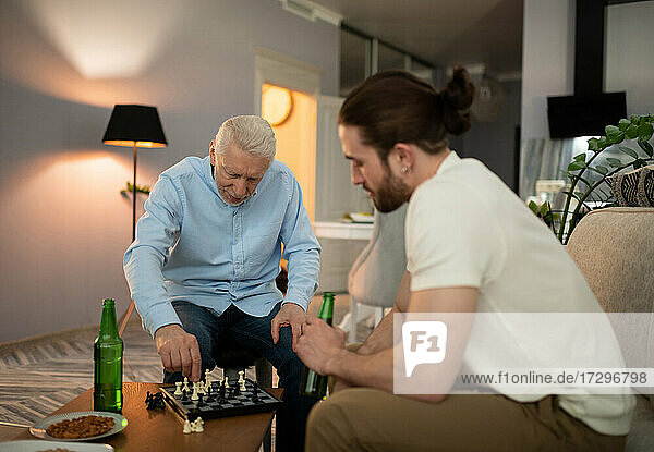Großvater spielt Schach mit Enkel
