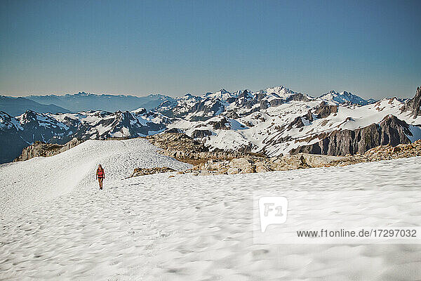 Fitte aktive Frau beim Wandern auf einem Gletscher in Whistler  B.C.  Kanada.