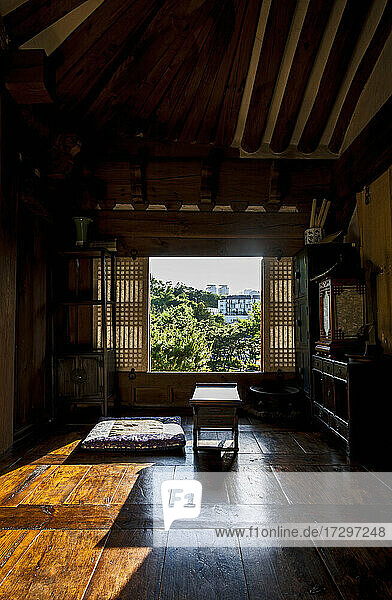 Innenansicht eines traditionellen koreanischen Hauses im Hanok-Freilichtmuseum in Seoul