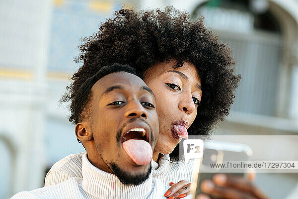 Schwarzes und lustiges Paar  das ein Selfie macht