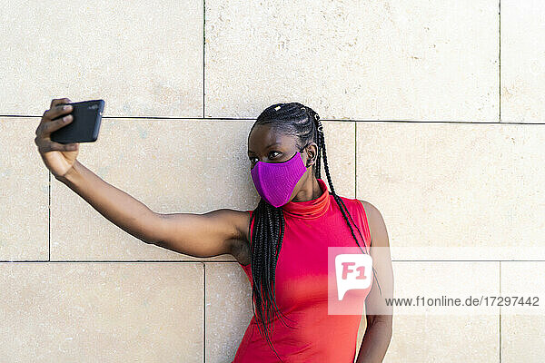 Afrikanische Sportlerin  die ein Foto mit ihrem Smartphone macht