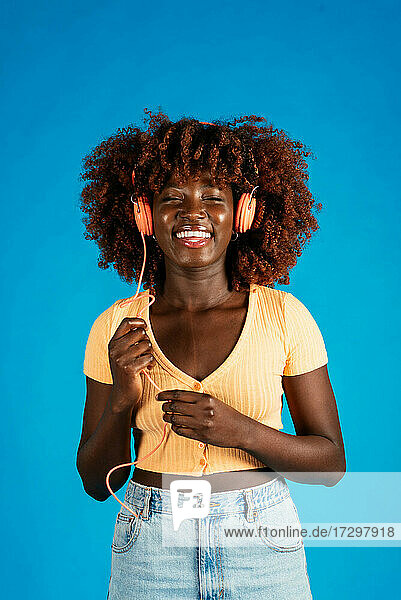 Afrikanische Frau hat Spaß an der Musik
