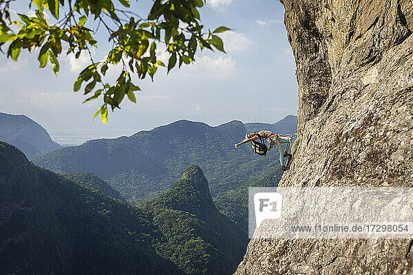 Schöner Blick auf weibliche Akrobatin  die ihren Körper auf dem Berg zurückbeugt