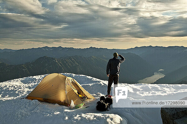 Wanderer steht neben einem Zelt auf einem Berggipfel  Whistler  B.C. Kanada.