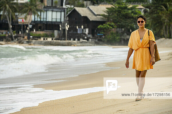 Frau beim Strandspaziergang auf der tropischen Insel Koh Phangan