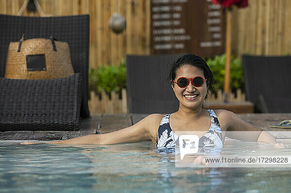 Frau genießt den Pool auf der tropischen Insel Koh Phangan