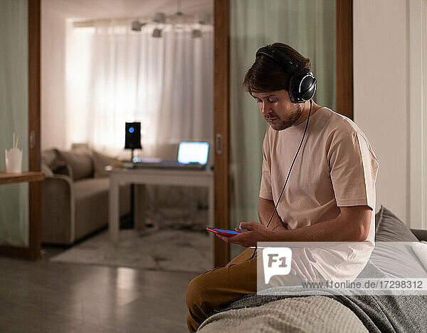 DJ beim Musikhören in der Pause im Heimstudio