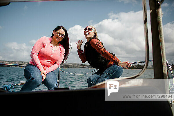 Schwägerin posiert auf einem Boot in der Bucht von San Diego