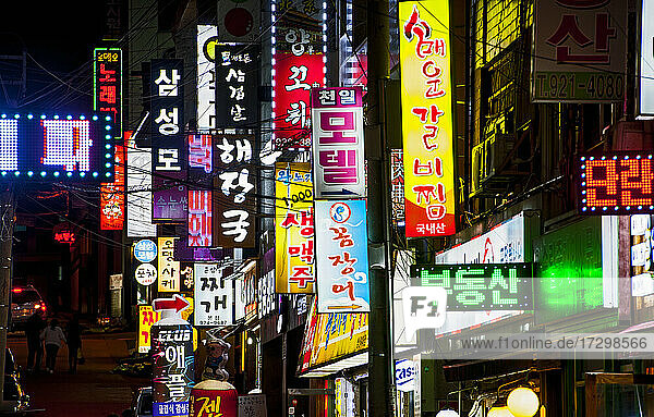 Neonschilder in einer Seitengasse in Seoul