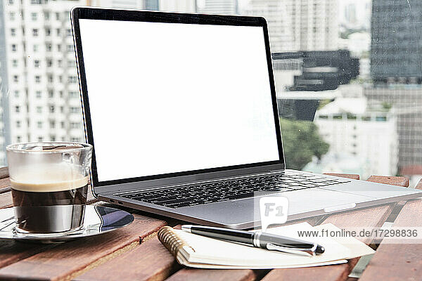 Laptop  Kaffee und Notizblock für Fernarbeit in Bangkok