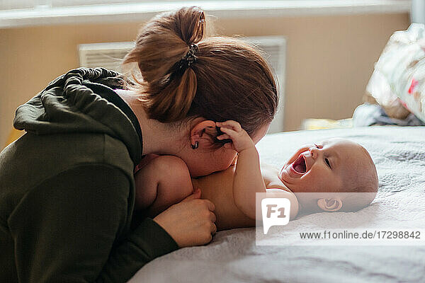 Mutter genießt den Moment des Kuschelns mit ihrem Baby
