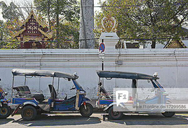 Tuk Tuks parken vor einem Tempel in Chiang Mai im Norden Thailands