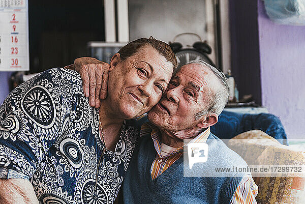 Porträt eines älteren Paares  das sich umarmt