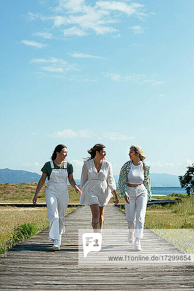 Drei schöne Mädchen  die spazieren gehen und glücklich aussehen