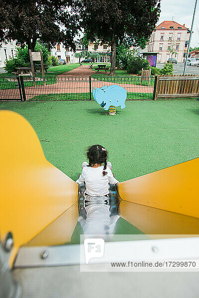 hispanisches Baby  das mit seiner Mutter im Park spielt