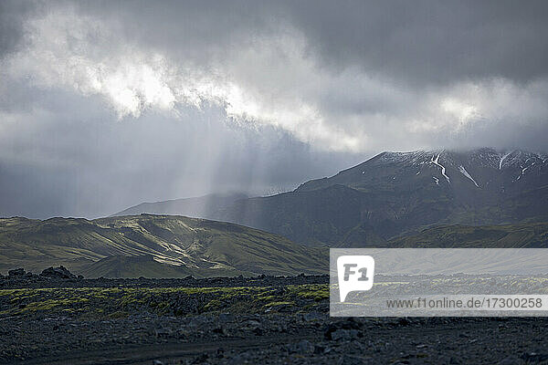 dramatischer Himmel über dem isländischen Hochland