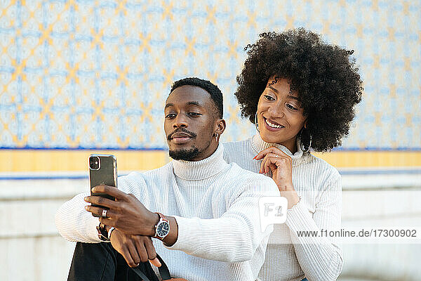 Schwarzes und hübsches Paar macht ein Selfie