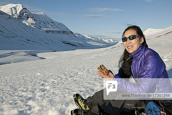 Frau macht Mittagspause beim Wandern in Island