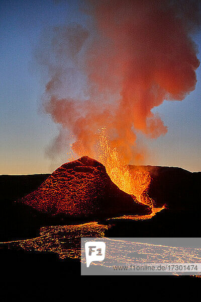 Beeindruckende Vulkanlandschaft während eines nächtlichen Ausbruchs