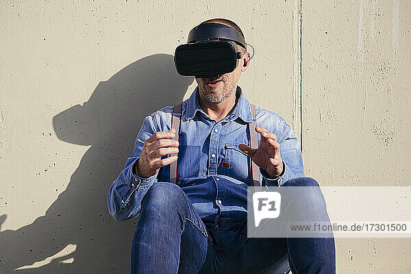 Glücklicher Mann mit VR-Brille
