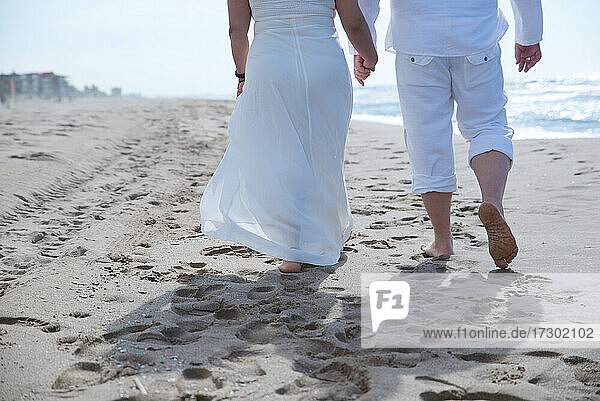 Verliebtes Paar  hispanischer Mann mit lateinamerikanischer Frau  die am Strand spazieren gehen.