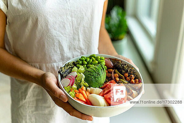 Nährstoffreiche  gesunde  vegane Salat-Mittagsschüssel mit gebratenem Gemüse