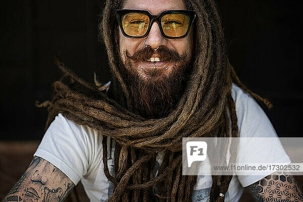 Porträt eines Hipster-Typen mit Brille,  Dreadlocks und einem